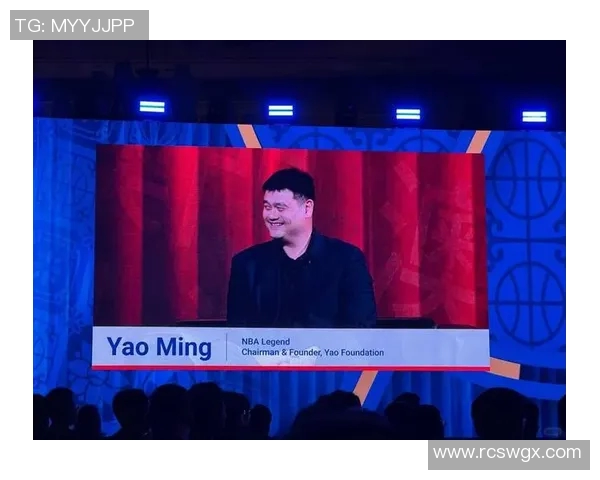 姚明驾驶林肯豪车畅游城市展现巨星风范与生活品味